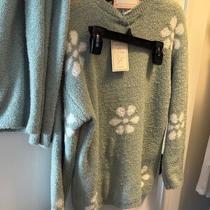 Soft Plush Green Floral V-Neck Women's Sweater - cupcakes&cashmere